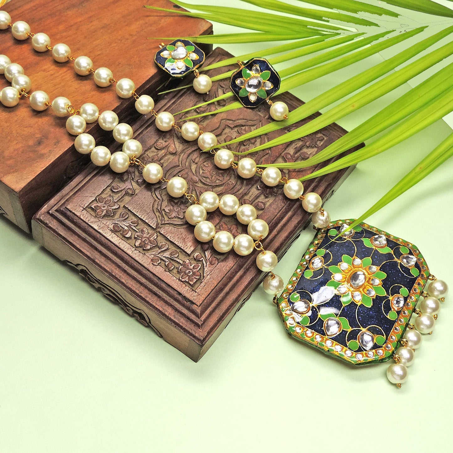 Tanha Pearl Necklace Set.