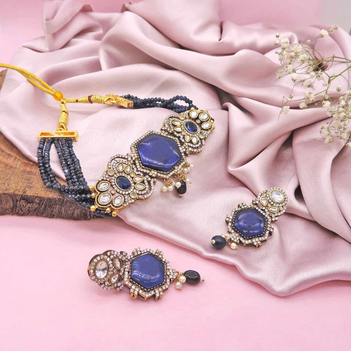 The finesse Choker Necklace.