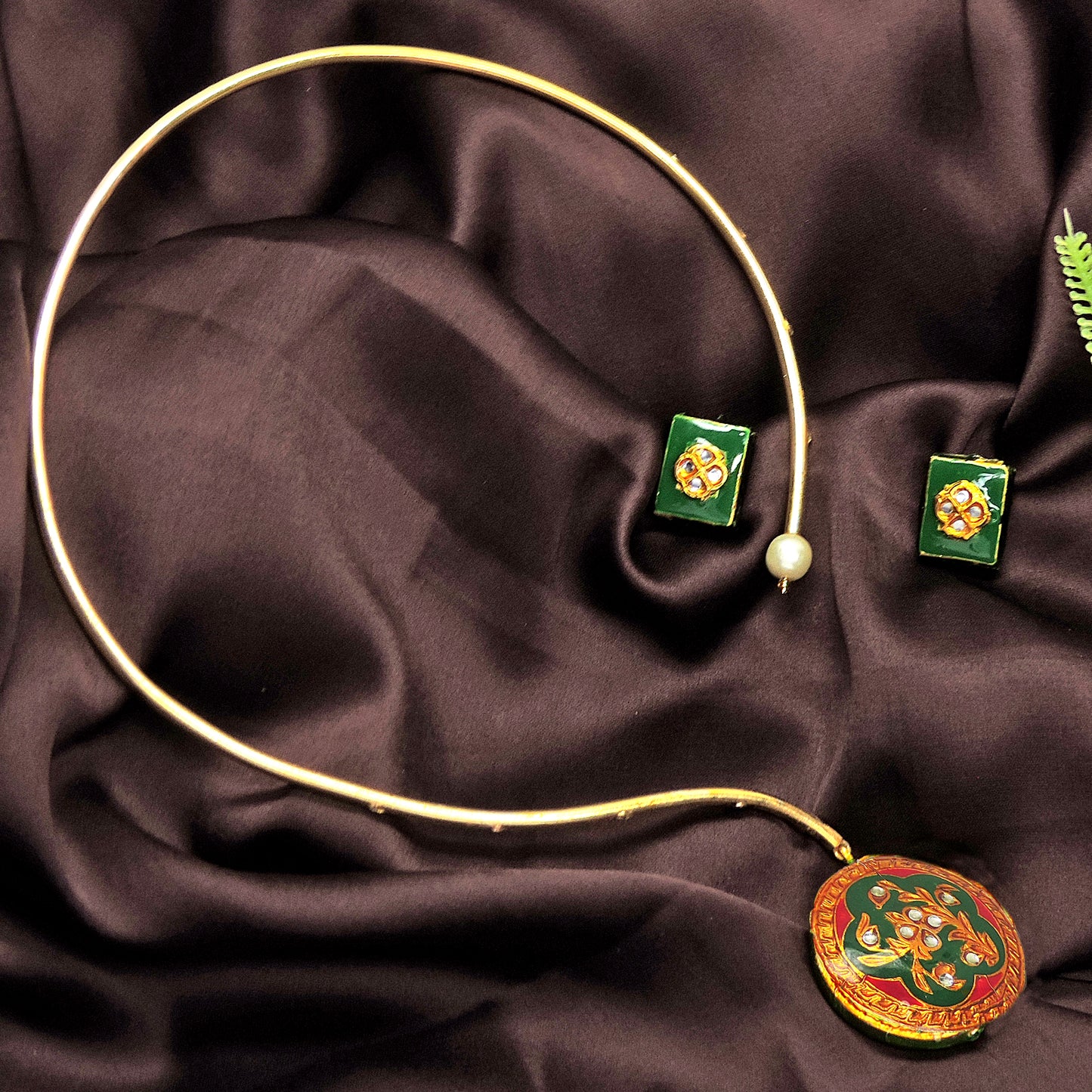 Reversible Bib Necklace.