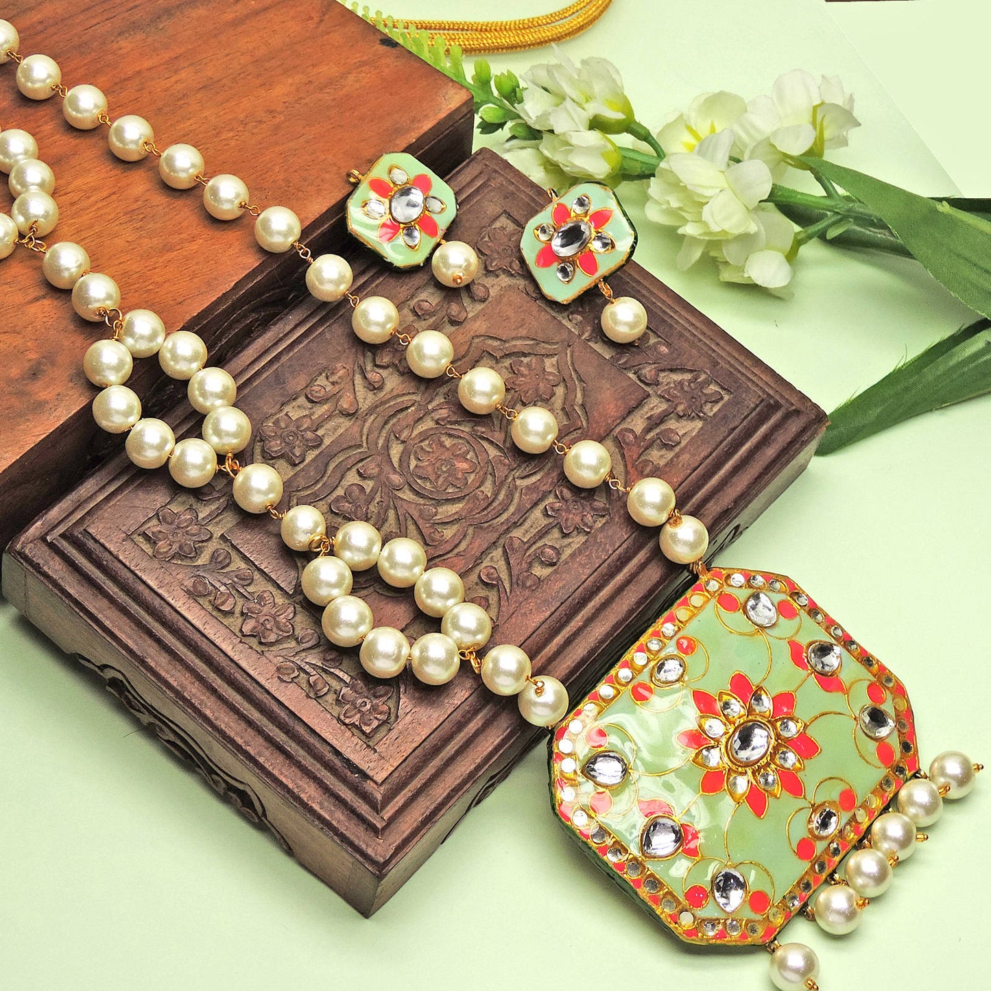 Tanha Pearl Necklace Set.