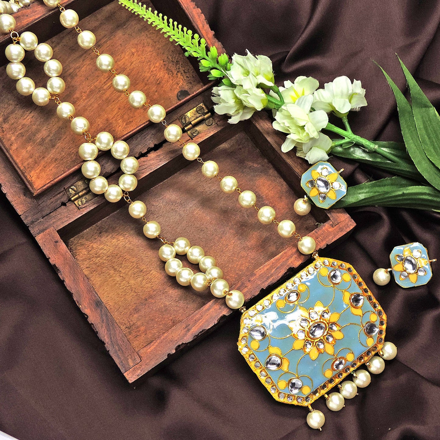 Tanha Pearl Necklace Set.