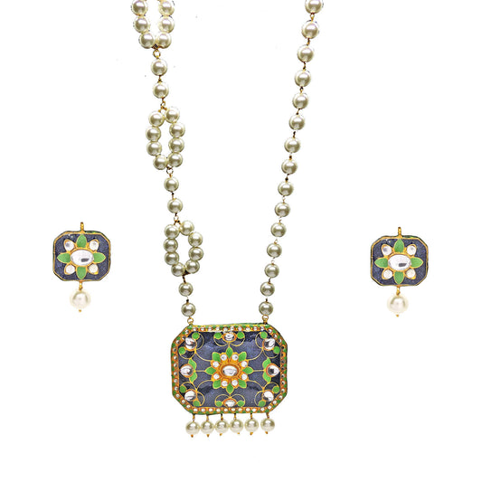 Pearl on the web Necklace