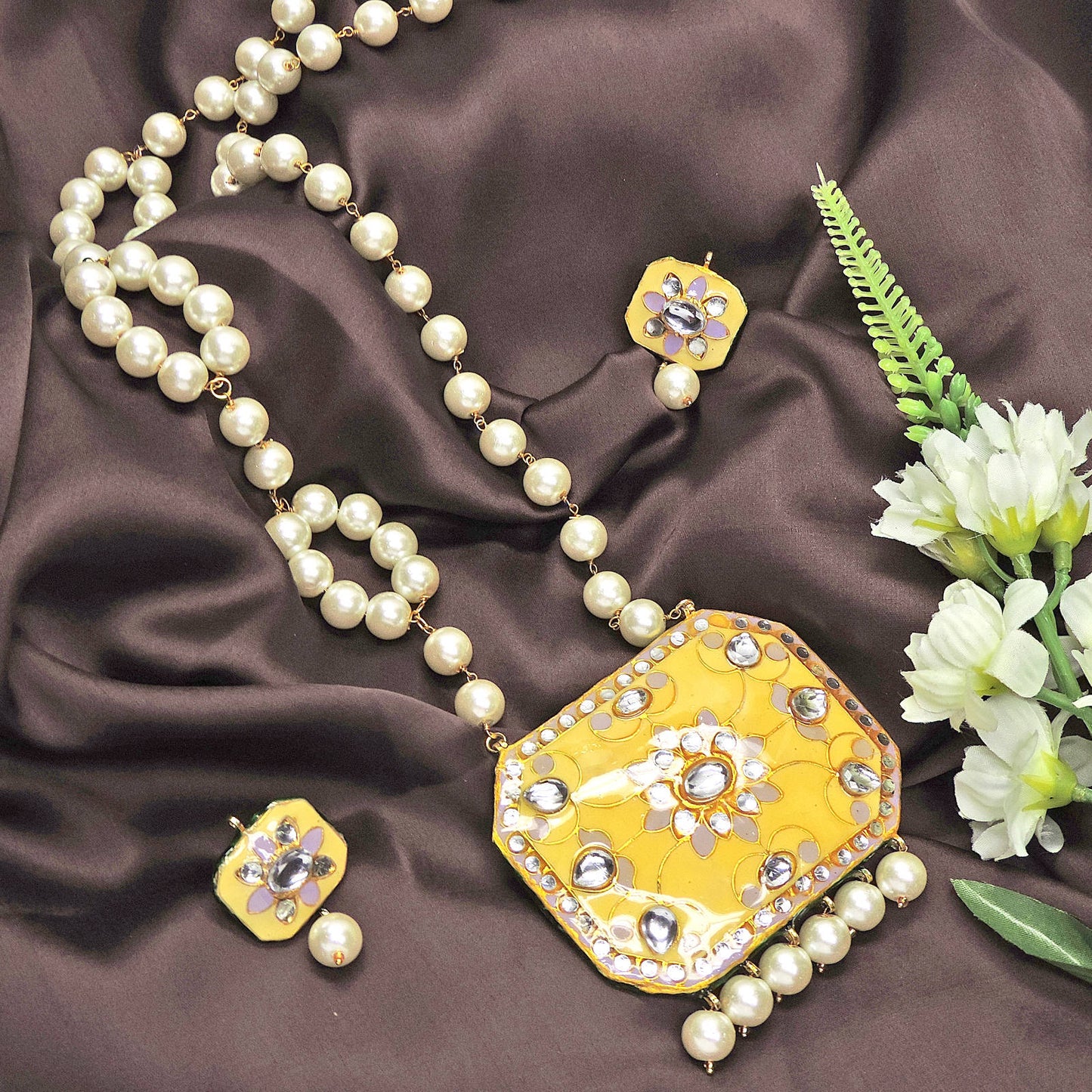 Tanha Pearl Necklace Set.