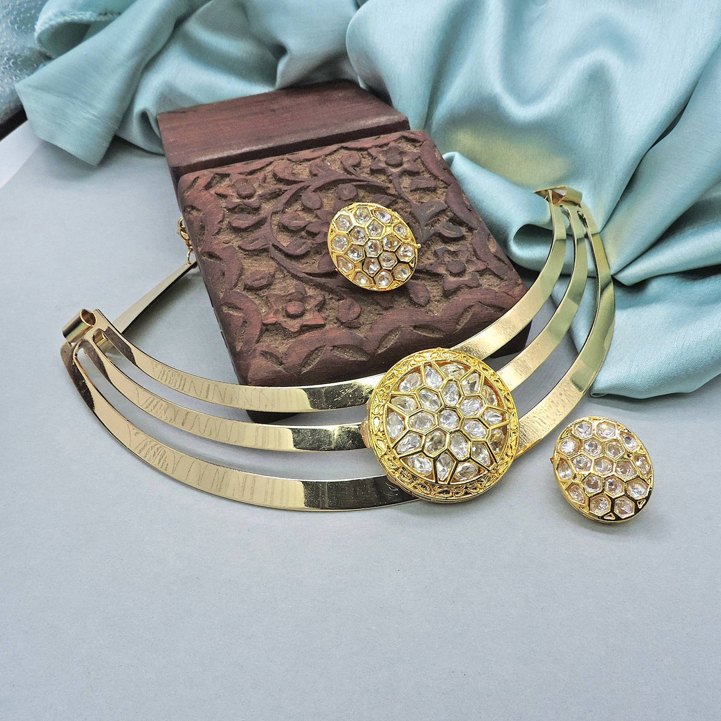 Kiaan Collar Necklace Set.