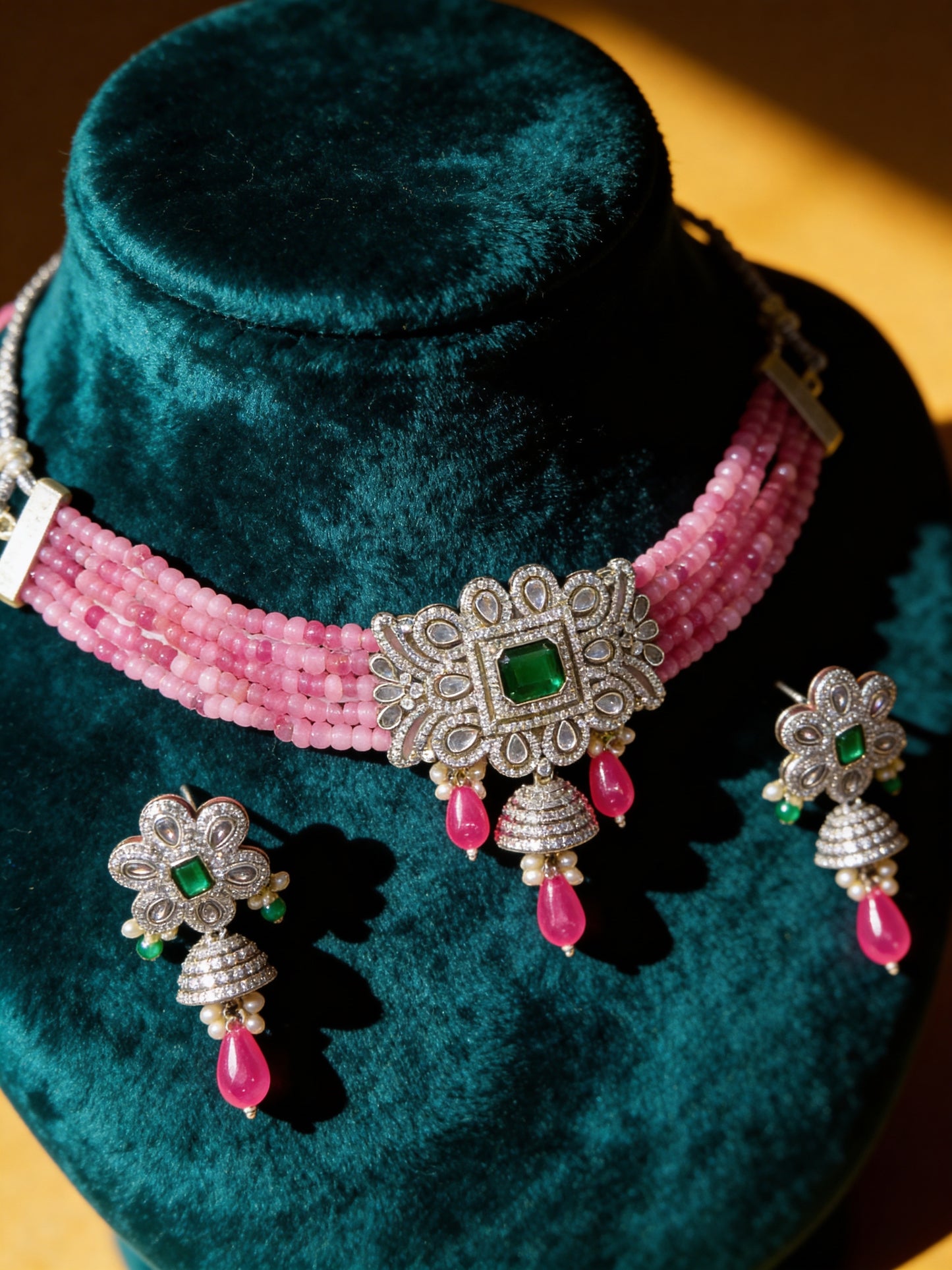 Daisy Pearl Necklace Set.